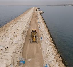 احداث موج شکن های توسعه بندر کنگان